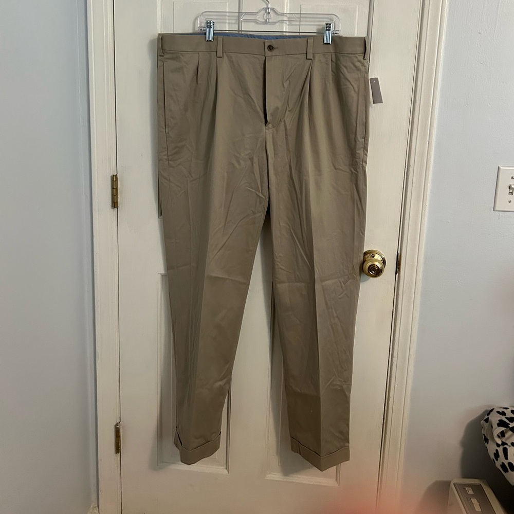Classic Brooks Brothers pleated khakis in Elliot fit. NWT Size 40/32